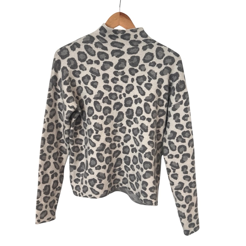 Tahari Snow Leopard Print Mock Neck Sweater Gray White Size Small Soft Knit
